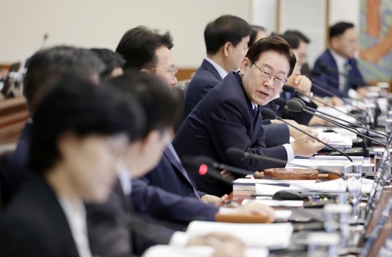 산업통상부 차관에게 질문하는 이재명 대통령