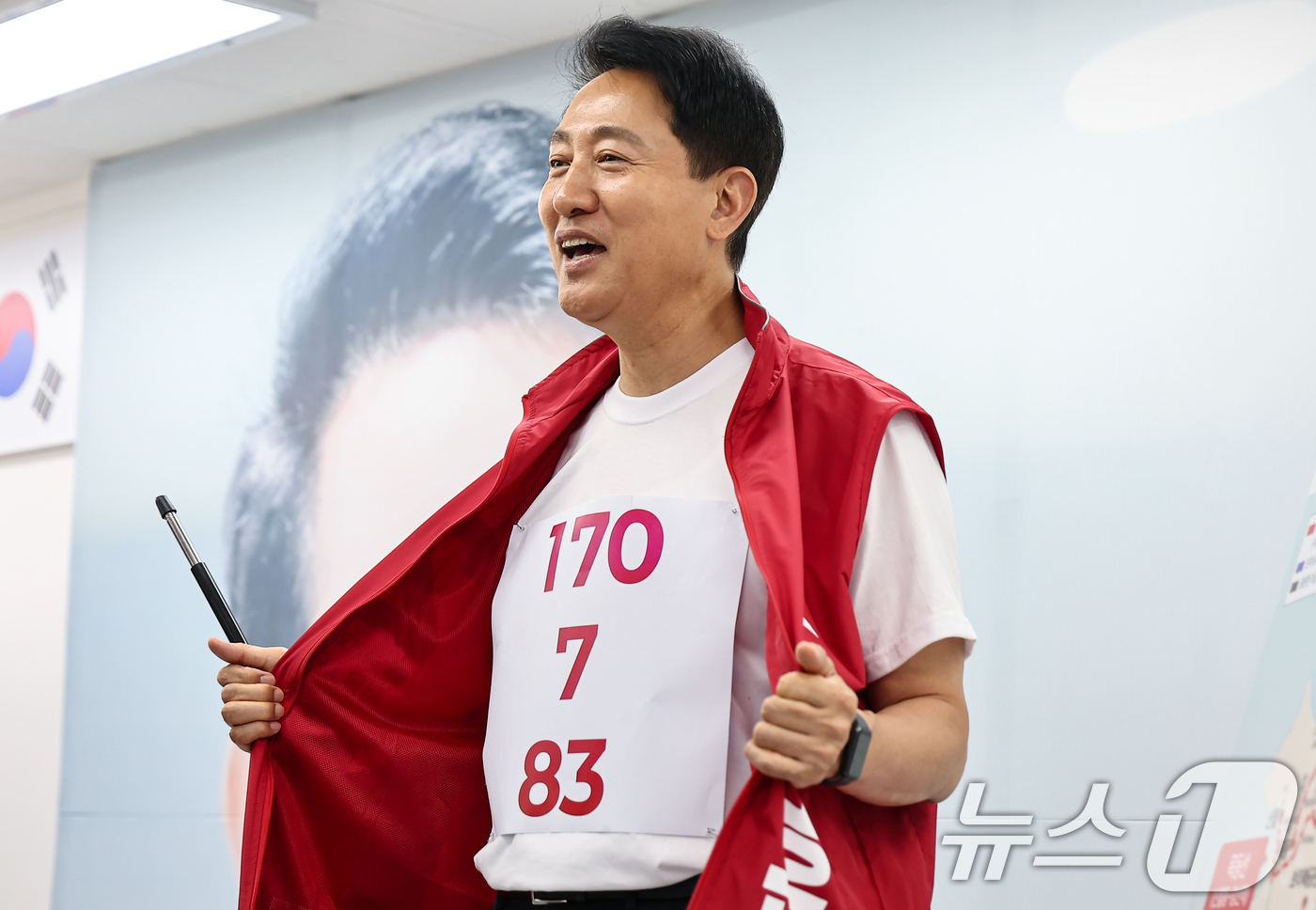 (서울=뉴스1) 김도우 기자 = 오세훈 국민의힘 서울시장 후보가 26일 서울 종로구에 마련된 자신의 선거사무소에서 도시철도 공약을 발표하며 공약이 쓰여진 티셔츠를 취재진에게 보여주 …