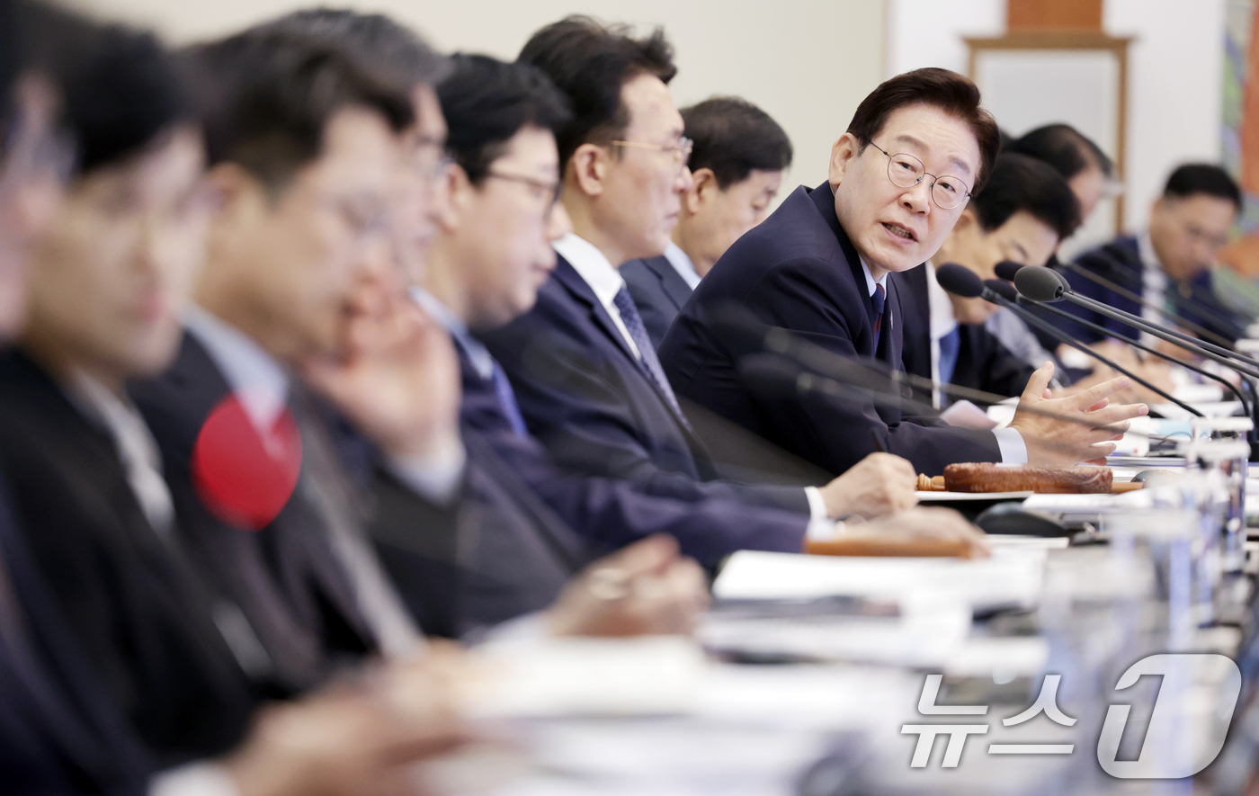 (서울=뉴스1) 허경 기자 = 이재명 대통령이 26일 청와대에서 열린 제23회 국무회의 겸 제10차 비상경제점검회의에서 이억원 금융위원장에게 질문하고 있다. 2026.5.26/뉴스 …