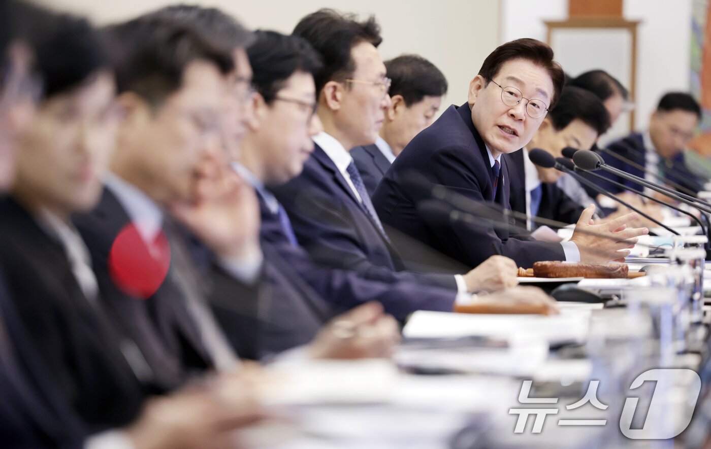 본문 이미지 - 이재명 대통령이 26일 청와대에서 열린 제23회 국무회의 겸 제10차 비상경제점검회의에서 이억원 금융위원장에게 질문하고 있다. 2026.5.26 ⓒ 뉴스1 허경 기자