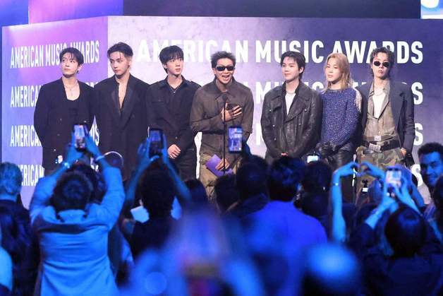 BTS, 시상자로 등장해 "함께해 기쁘다"…여성 관객들 눈물까지 [AMA 2026]