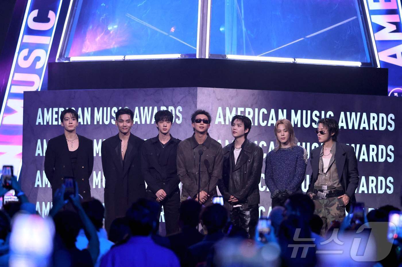 본문 이미지 - AMA 시상자로 선 방탄소년단ⓒ AFP=뉴스1