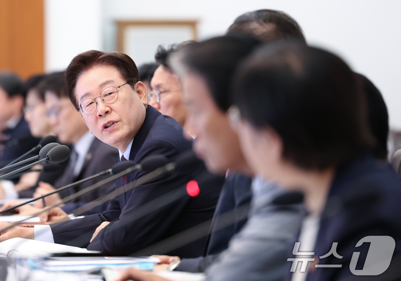 (서울=뉴스1) 허경 기자 = 이재명 대통령이 26일 청와대에서 열린 제23회 국무회의 겸 제10차 비상경제점검회의에서 정은경 보건복지부 장관에게 질문하고 있다. 2026.5.26 …