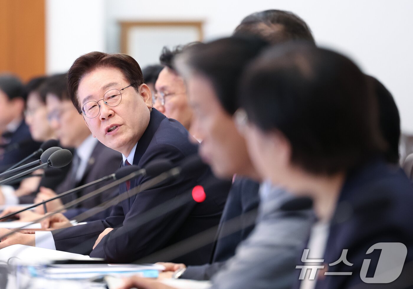 본문 이미지 - 이재명 대통령이 26일 청와대에서 열린 제23회 국무회의 겸 제10차 비상경제점검회의에서 정은경 보건복지부 장관에게 질문하고 있다. 2026.5.26 ⓒ 뉴스1 허경 기자