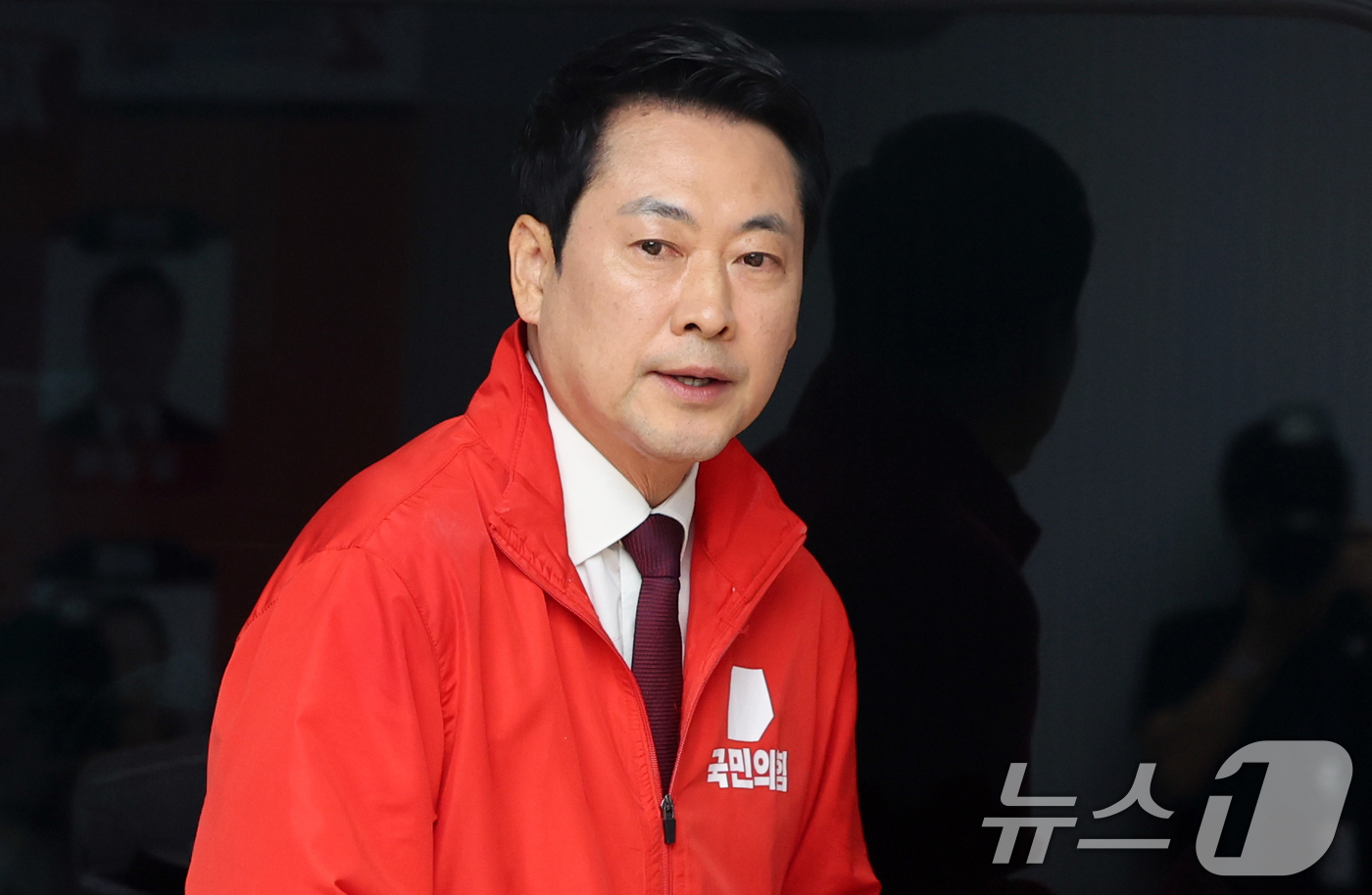 (서울=뉴스1) 황기선 기자 = 장동혁 국민의힘 대표가 26일 오전 서울 여의도 중앙당사에 마련된 제9회 전국동시지방선거 종합상황실에서 기자회견을 위해 발걸음을 옮기고 있다.  2 …