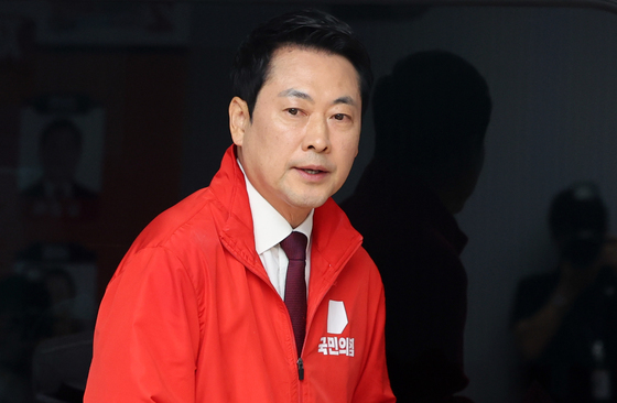 기자회견 위해 이동하는 장동혁 대표