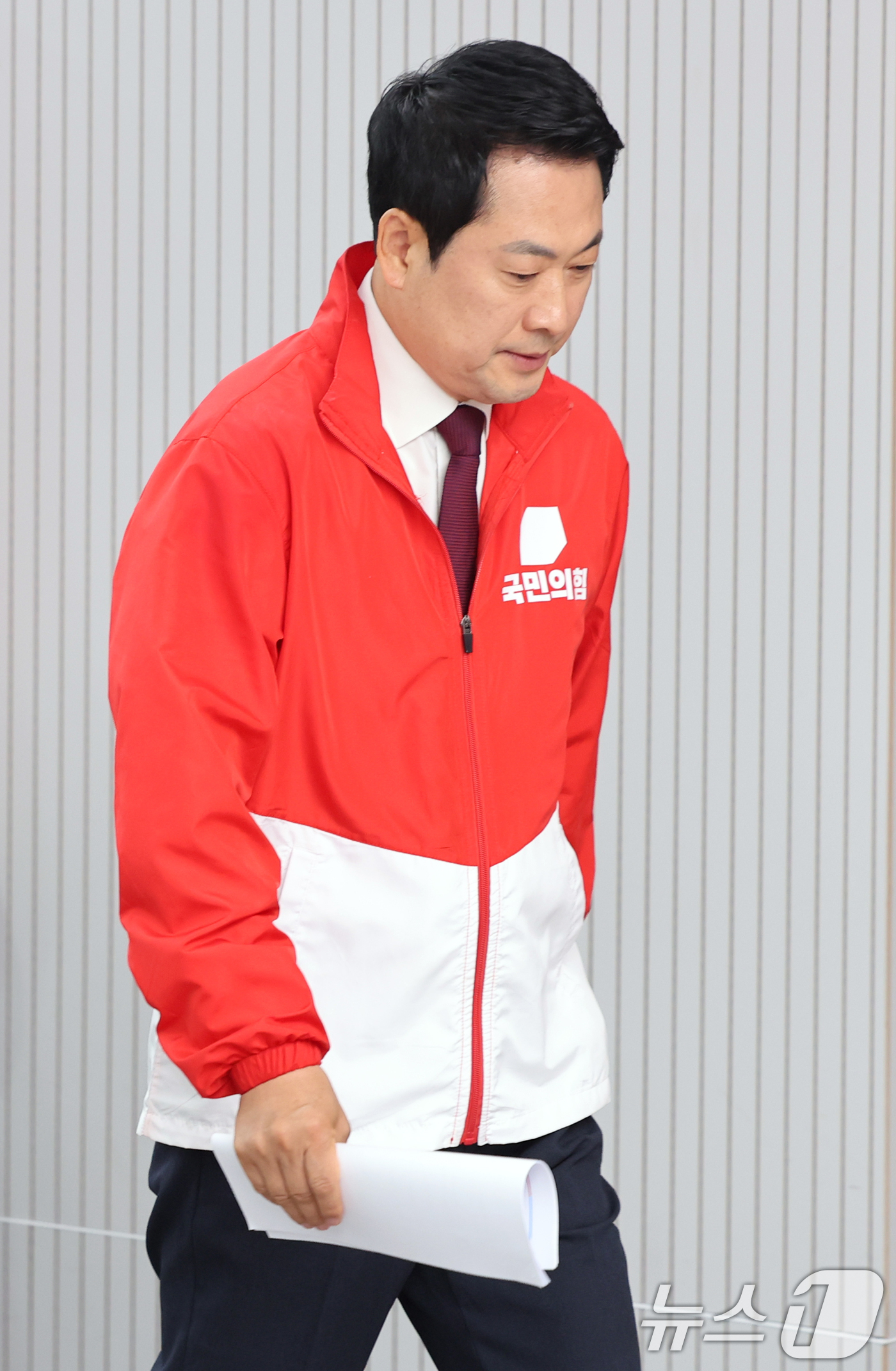 (서울=뉴스1) 황기선 기자 = 장동혁 국민의힘 대표가 26일 오전 서울 여의도 중앙당사에 마련된 제9회 전국동시지방선거 종합상황실에서 기자회견을 위해 발걸음을 옮기고 있다.  2 …