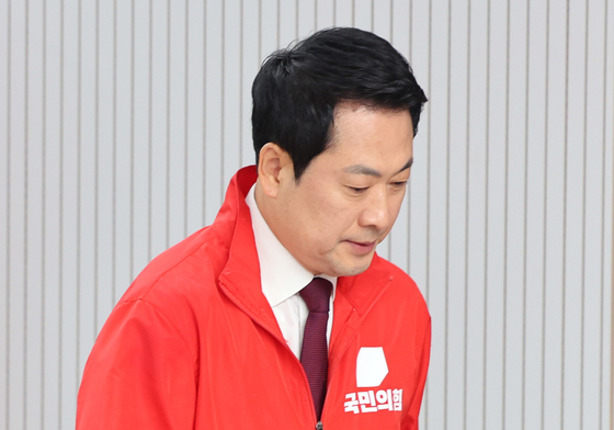 단상으로 향하는 장동혁 국민의힘 대표