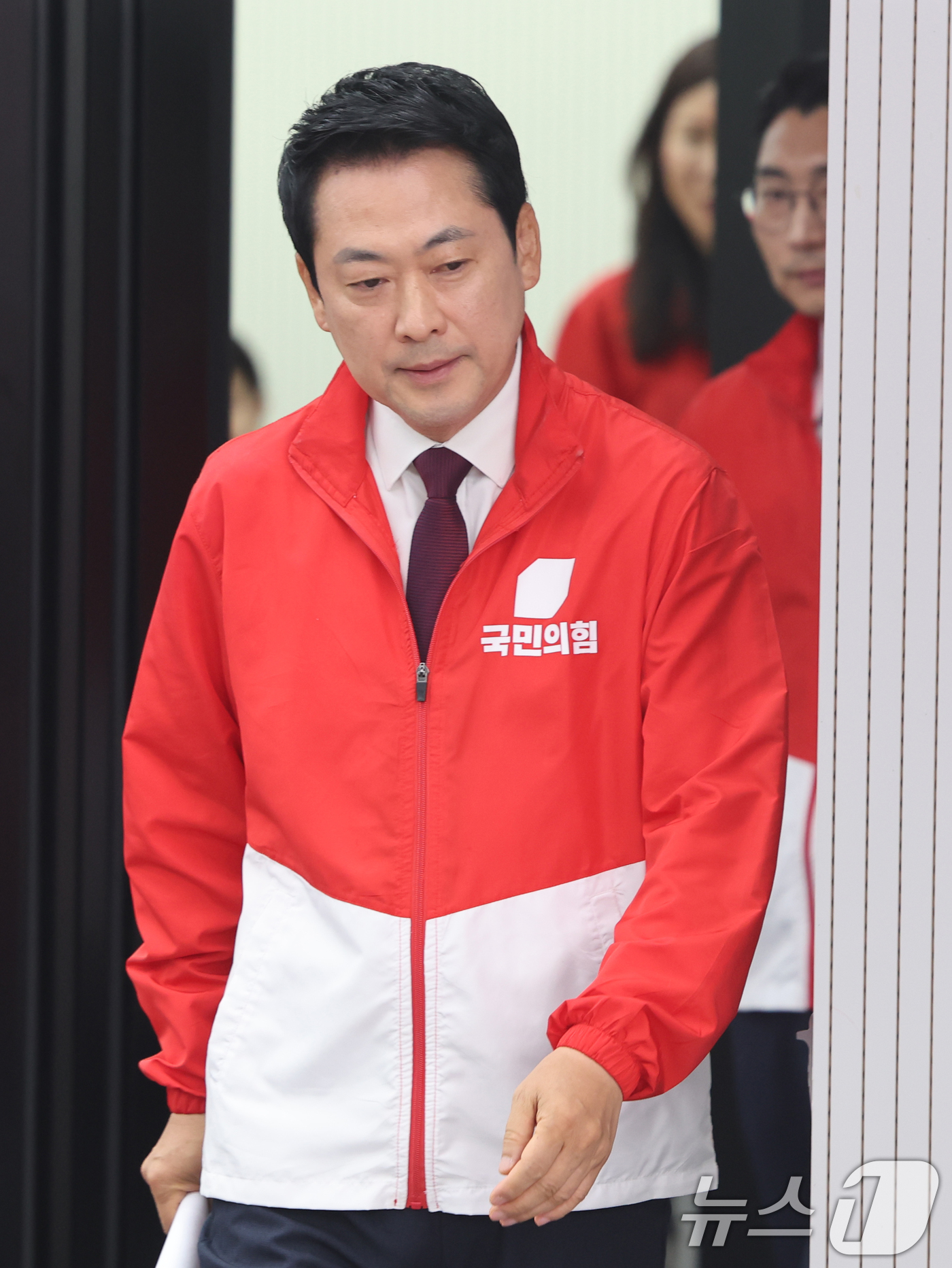 (서울=뉴스1) 황기선 기자 = 장동혁 국민의힘 대표가 26일 오전 서울 여의도 중앙당사에 마련된 제9회 전국동시지방선거 종합상황실에서 기자회견을 위해 발걸음을 옮기고 있다.  2 …
