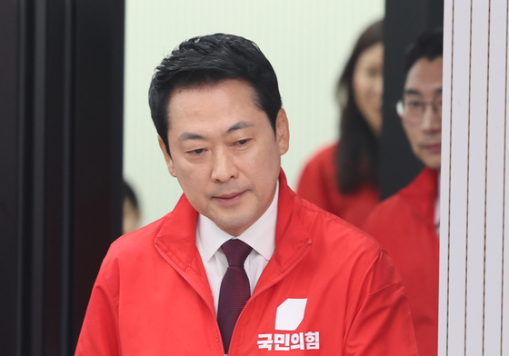 기자회견 위해 발걸음 옮기는 장동혁 대표
