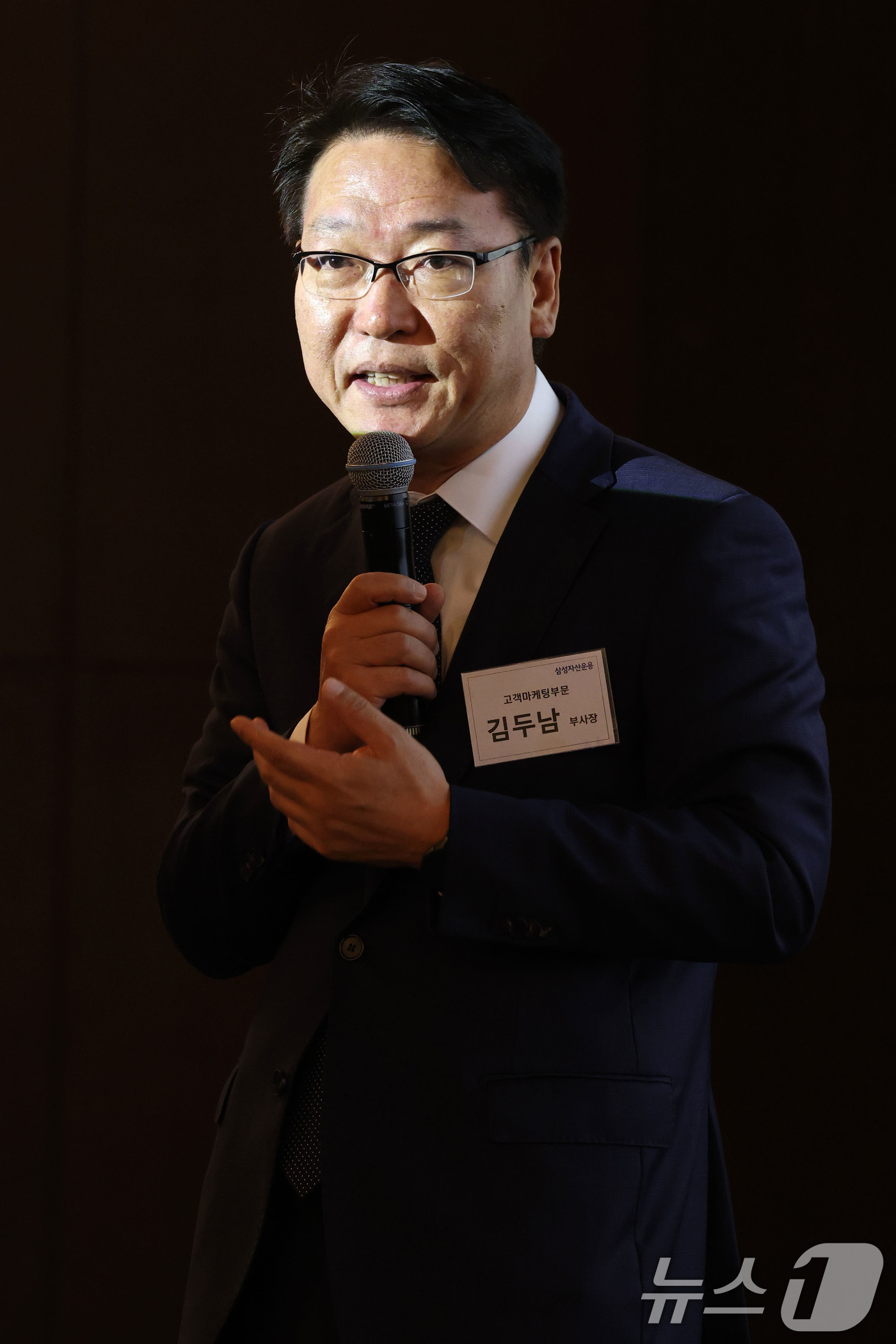(고양=뉴스1) 이광호 기자 = 김두남 삼성자산운영 고객마케팅부문 부사장이 26일 오전 서울 중구 더플라자 호텔에서 열린 Kodex 단일종목 레버리지 상장 기자간담회에서 인사말을 …