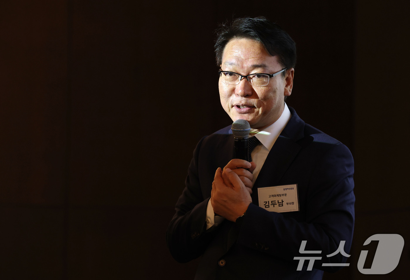 (고양=뉴스1) 이광호 기자 = 김두남 삼성자산운영 고객마케팅부문 부사장이 26일 오전 서울 중구 더플라자 호텔에서 열린 Kodex 단일종목 레버리지 상장 기자간담회에서 인사말을 …