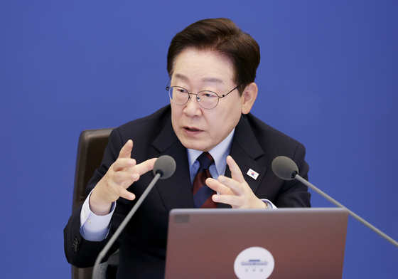 李대통령 "동남권에 공공기관·기업 추가 이전 신속 추진"(종합)