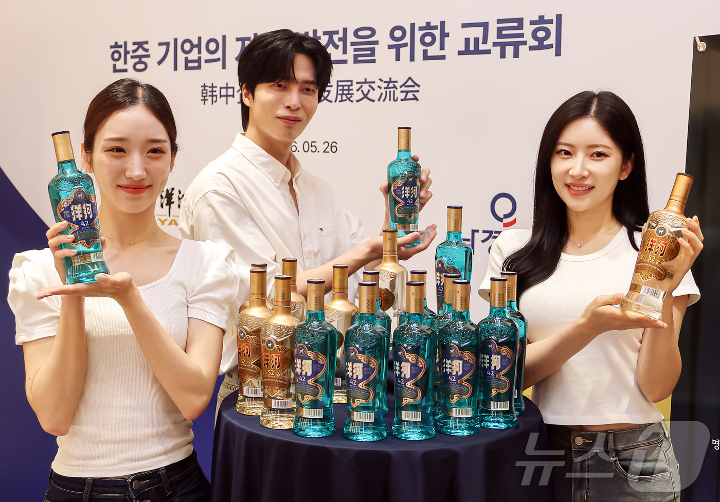 (서울=뉴스1) 김진환 기자 = 모델들이 26일 서울 강남구 웨스틴 서울 파르나스 호텔에서 열린 양하 한국 진출 10주년 및 양하 블루, 양하 골드 신제품 출시 행사에서 제품을 선 …