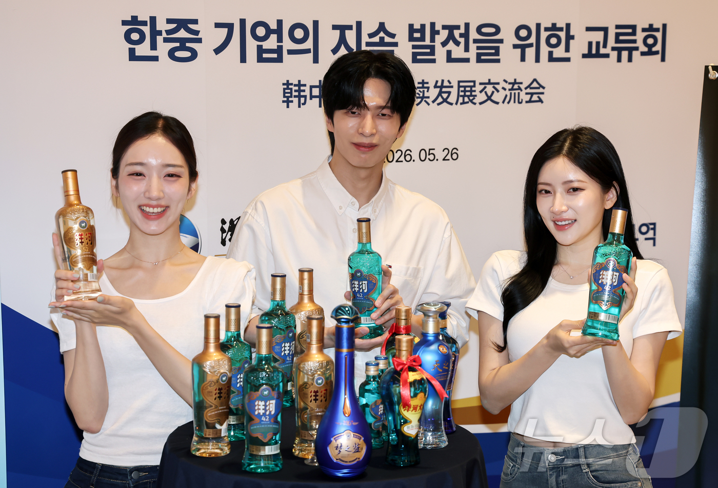(서울=뉴스1) 김진환 기자 = 모델들이 26일 서울 강남구 웨스틴 서울 파르나스 호텔에서 열린 양하 한국 진출 10주년 및 양하 블루, 양하 골드 신제품 출시 행사에서 제품을 선 …
