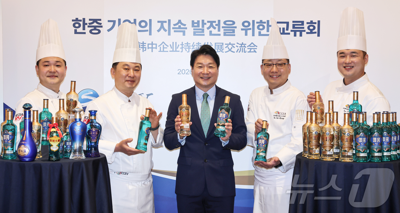 (서울=뉴스1) 김진환 기자 = 유호성 남경무역 대표와 한국중찬문화교류협회 소속 중식 셰프들이 26일 서울 강남구 웨스틴 서울 파르나스 호텔에서 열린 양하 한국 진출 10주년 및 …