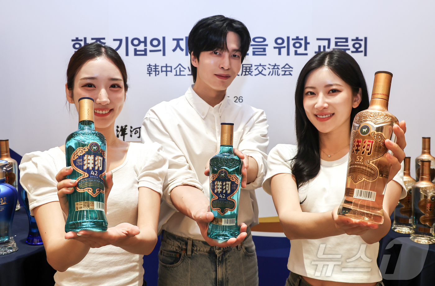 (서울=뉴스1) 김진환 기자 = 모델들이 26일 서울 강남구 웨스틴 서울 파르나스 호텔에서 열린 양하 한국 진출 10주년 및 양하 블루, 양하 골드 신제품 출시 행사에서 제품을 선 …