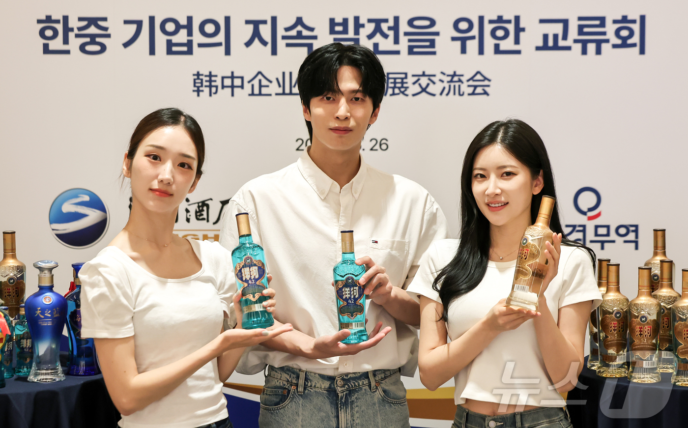 (서울=뉴스1) 김진환 기자 = 모델들이 26일 서울 강남구 웨스틴 서울 파르나스 호텔에서 열린 양하 한국 진출 10주년 및 양하 블루, 양하 골드 신제품 출시 행사에서 제품을 선 …