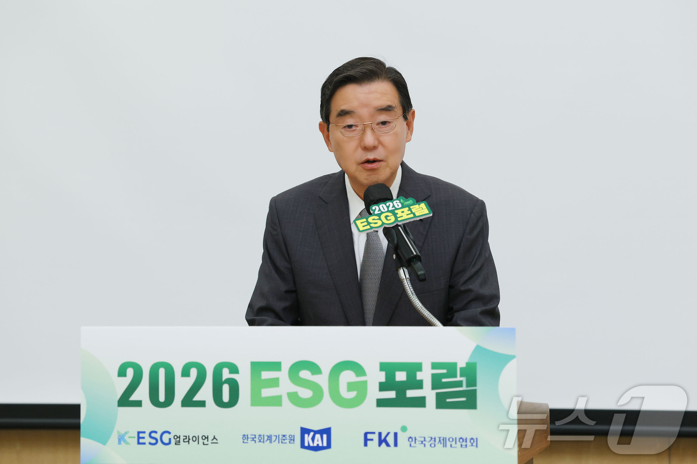 (서울=뉴스1) 김성진 기자 = 김윤 K-ESG 얼라이언스 의장(삼양홀딩스 회장)이 26일 서울 여의도 FKI타워 컨퍼런스센터에서 열린 '2026 K-ESG 포럼'에서 인사말을 하 …