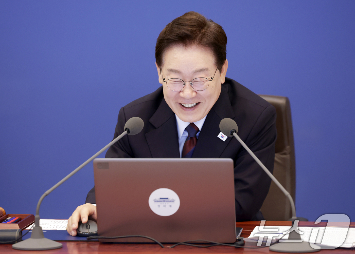 (서울=뉴스1) 허경 기자 = 이재명 대통령이 26일 청와대에서 열린 제23회 국무회의 겸 제10차 비상경제점검회의에서 미소를 짓고 있다. 2026.5.26/뉴스1