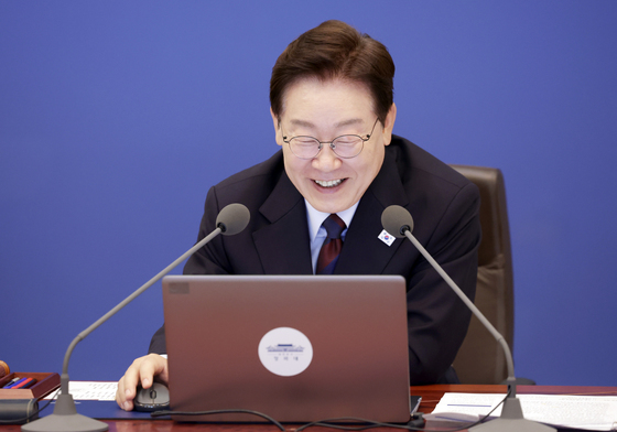 미소 짓는 이재명 대통령