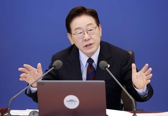 李대통령 "고환율, 외국인 주식 매도 영향…주가 안정시 멈출 것"