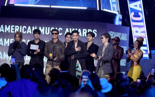 BTS '스윔', 송 오브 더 서머 수상…"고민했지만 계속 도전해야" [2026 AMA]