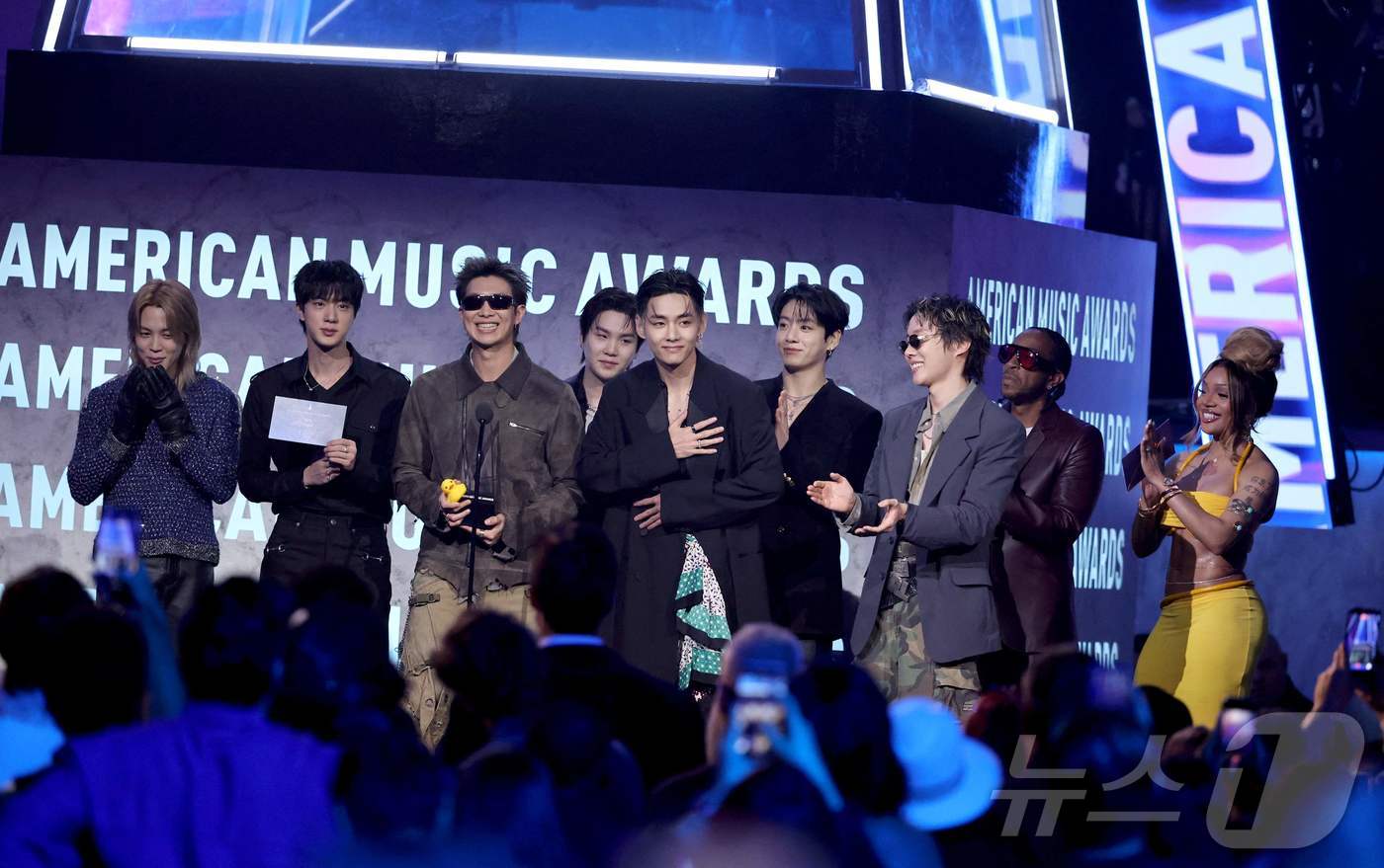 (AFP=뉴스1) 김성진 기자 = 그룹 방탄소년단(BTS)의 신곡 '스윔'(SWIM)이 26일 미국 라스베이거스 MGM 그랜드 가든 아레나 열린 '아메리칸 뮤직 어워즈 2026'( …
