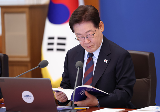 정부 출범 1주년 자료집 살펴보는 이재명 대통령