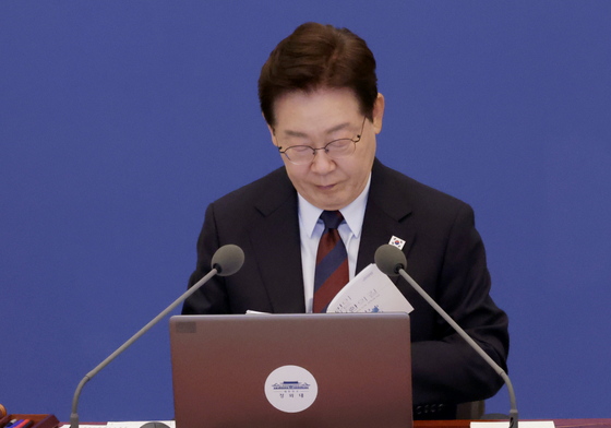 정부 출범 1주년 성과자료집 살펴보는 이재명 대통령