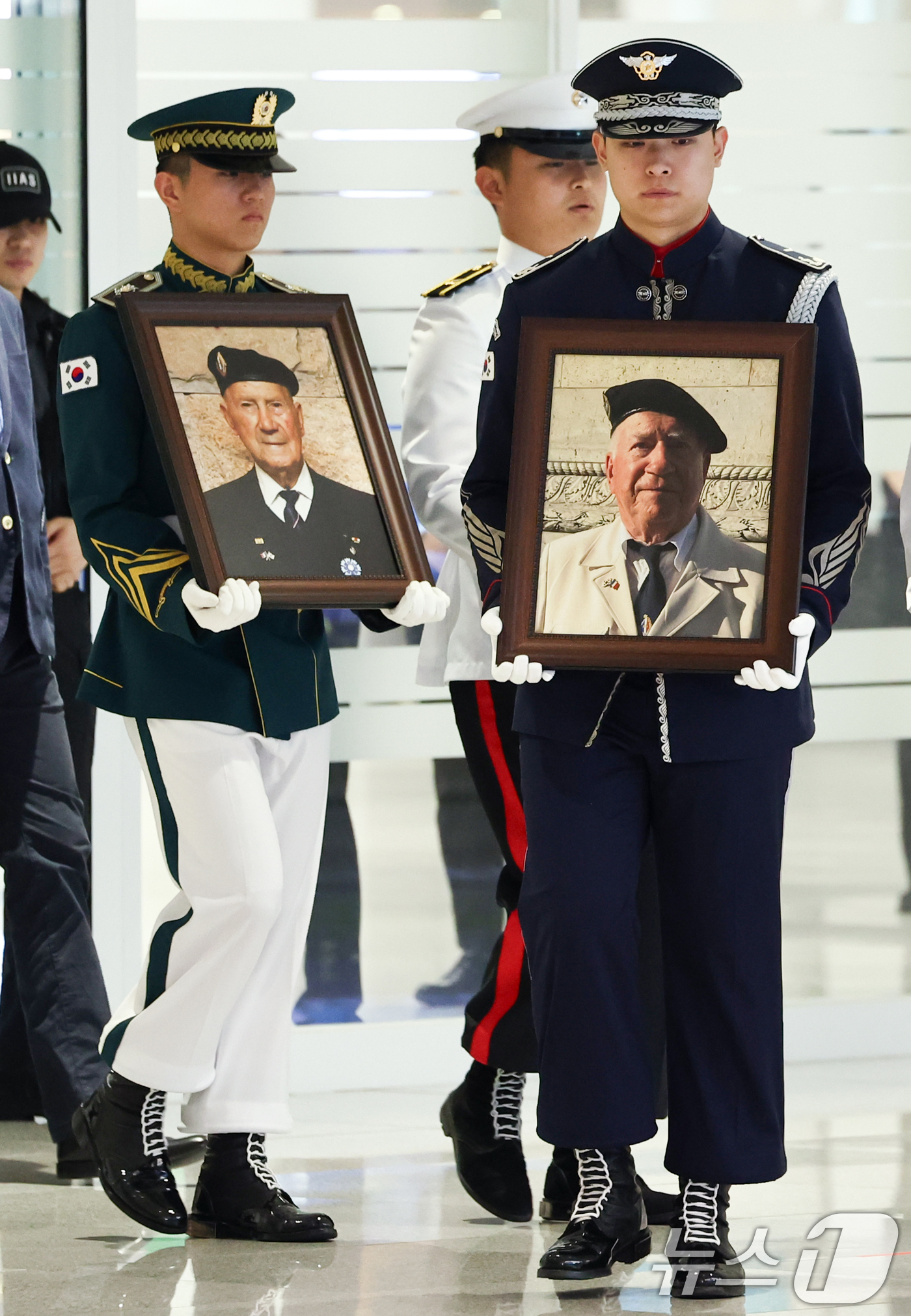 (인천공항=뉴스1) 최지환 기자 = 26일 오전 인천국제공항 2터미널 입국장에서 열린 6.25전쟁 프랑스 유엔군 참전용사 故 앙드레 다차리, 자크 그리졸레 씨의 유해봉환식에서 영정 …