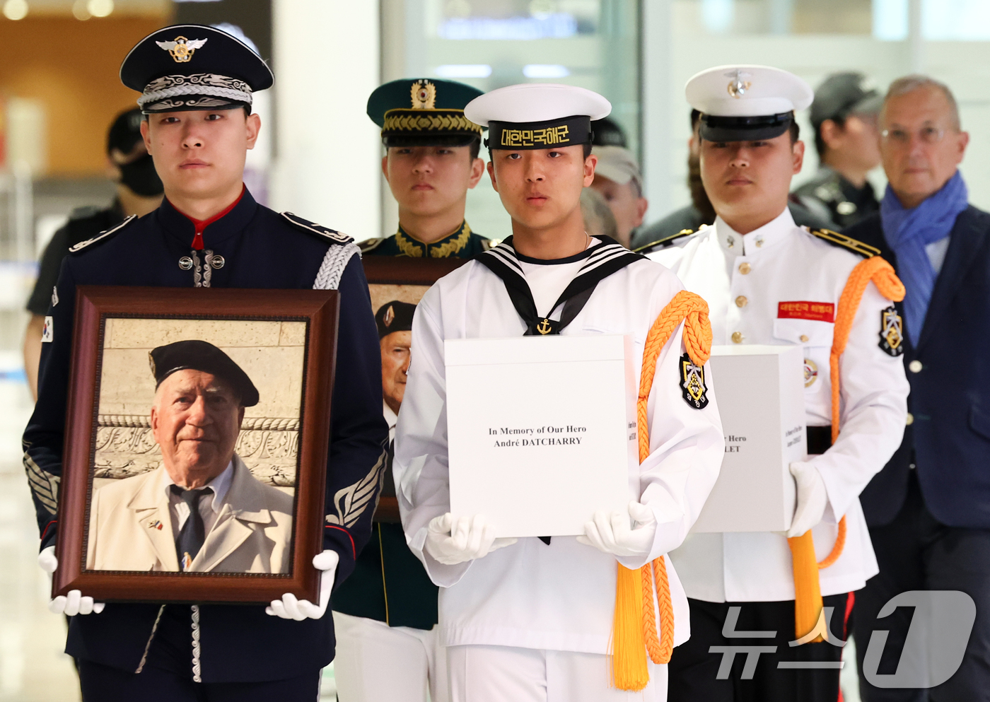 (인천공항=뉴스1) 최지환 기자 = 26일 오전 인천국제공항 2터미널 입국장에서 열린 6.25전쟁 프랑스 유엔군 참전용사 故 앙드레 다차리, 자크 그리졸레 씨의 유해봉환식에서 영정 …