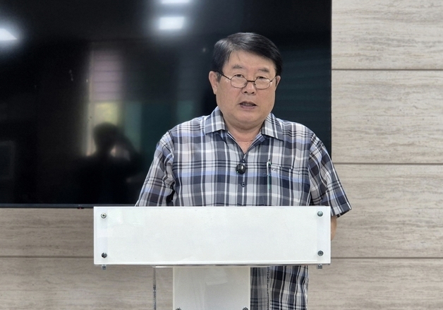 윤건영 선대위 "김성근 후보 초중고 학력 공개해라"