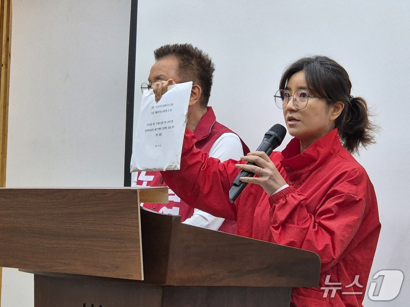 본문 이미지 - 김소연 변호사가 지난 20일 충북도청 브리핑룸에서 더불어민주당 신용한 충북지사 후보를 공직선거법 위반 혐의로 검찰에 고발하는 내용의 기자회견을 열고 있다. 2026.05.20/뉴스1