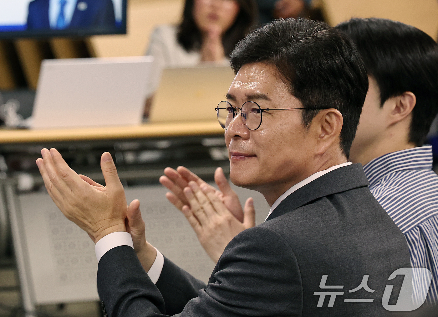 (서울=뉴스1) 구윤성 기자 = 정원오 더불어민주당 서울시장 후보가 26일 서울 중구 선거사무실에서 열린 '서울의목소리 시민보고회'에서 손뼉치고 있다. 2026.5.26/뉴스1