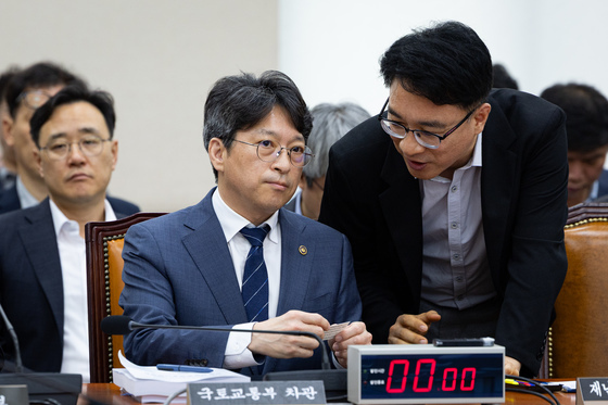 관계자와 대화하는 홍지선 국토부 2차관