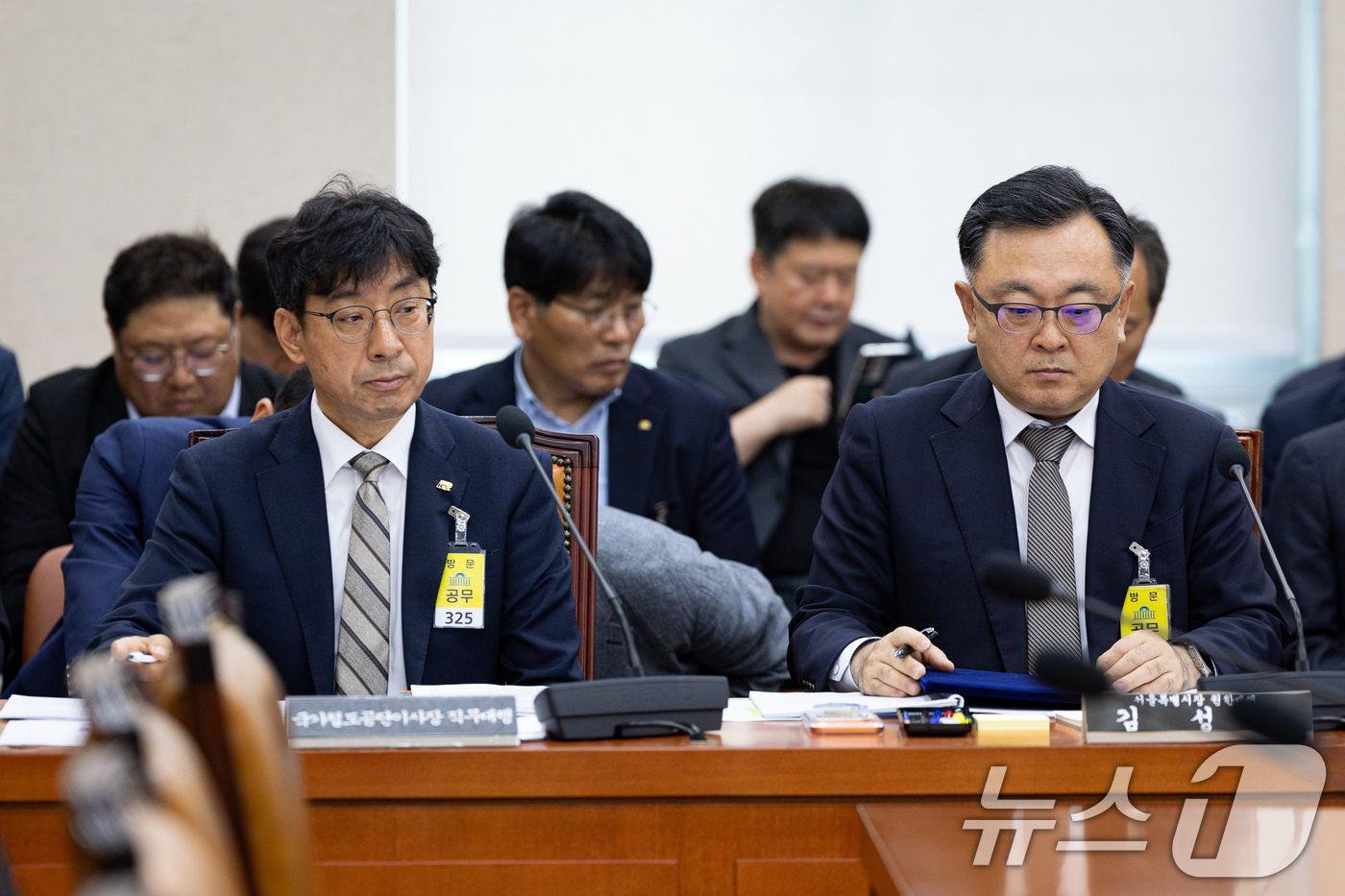 (서울=뉴스1) 유승관 기자 = 이안호 국가철도공단 이사장 직무대행(왼쪽)과 김성보 서울특별시장 권한대행(부시장)이 26일 서울 여의도 국회에서 열린 제435회 국회(임시회) 행정 …