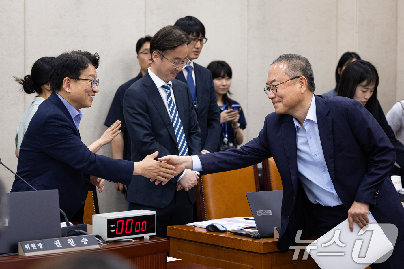 (서울=뉴스1) 유승관 기자 = 권칠승 국회 행정안전위원장과 서범수 국민의힘 간사가 26일 서울 여의도 국회에서 열린 제435회 국회(임시회) 행정안전위원회 제2차 전체회의 서울시 …