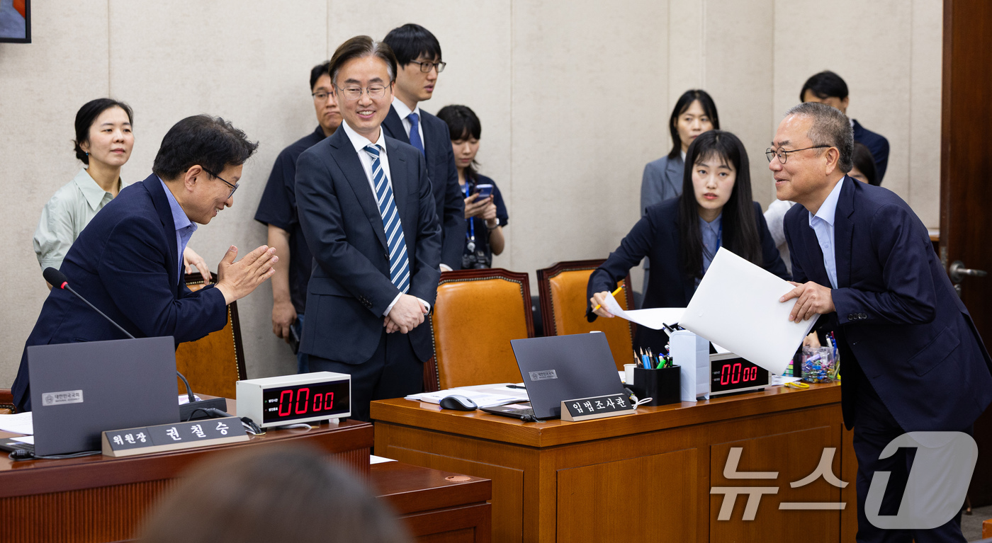 (서울=뉴스1) 유승관 기자 = 권칠승 국회 행정안전위원장과 서범수 국민의힘 간사가 26일 서울 여의도 국회에서 열린 제435회 국회(임시회) 행정안전위원회 제2차 전체회의 서울시 …