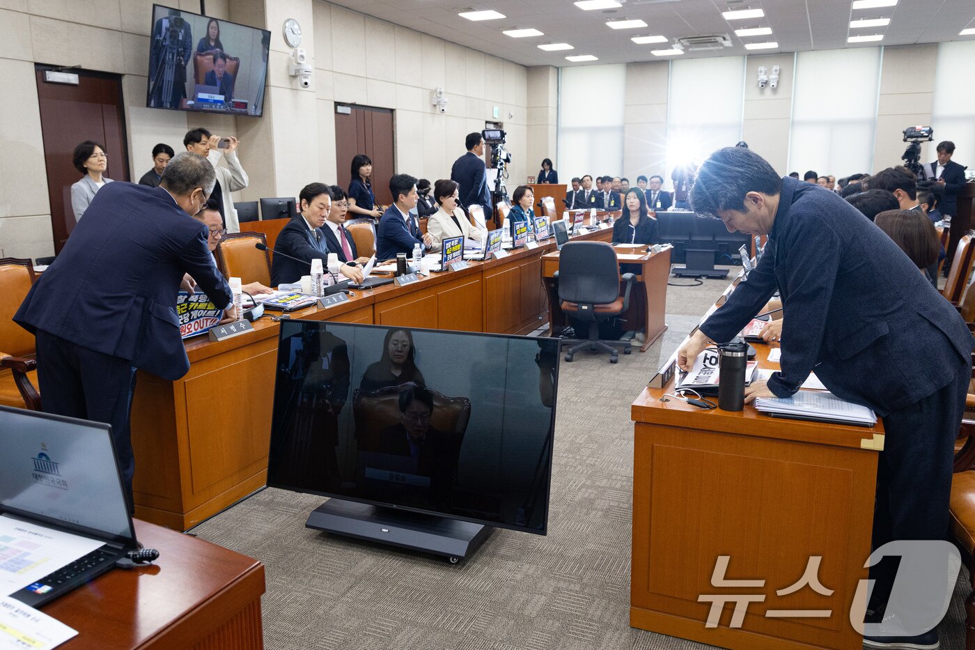 본문 이미지 - 국회 행정안전위원회 여야 간사 및 위원들이 26일 서울 여의도 국회에서 열린 제435회 국회(임시회) 행정안전위원회 제2차 전체회의 서울시 감사의정원 논란 및 GTX-A 삼성역 철근누락 관련 현안질의에 앞서 간사간 합의에 의해 여야 서울시장 후보 규탄 팻말을 떼고 있다. 2026.5.26 ⓒ 뉴스1 유승관 기자