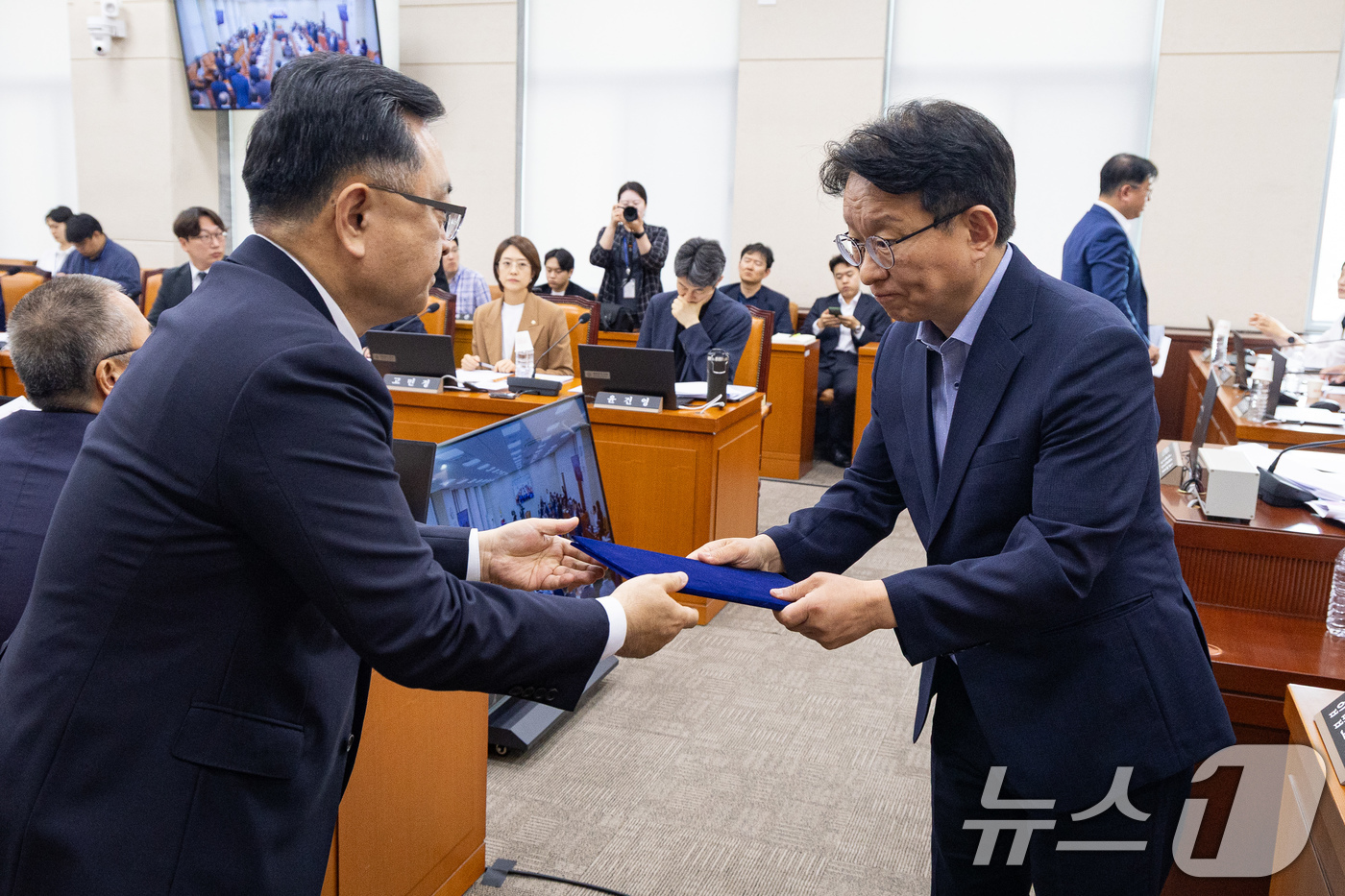(서울=뉴스1) 유승관 기자 = 김성보 서울특별시장 권한대행(부시장)이 26일 서울 여의도 국회에서 열린 제435회 국회(임시회) 행정안전위원회 제2차 전체회의 서울시 감사의정원 …