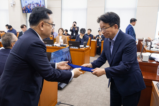 선서문 전달하는 김성보 서울시장 권한대행