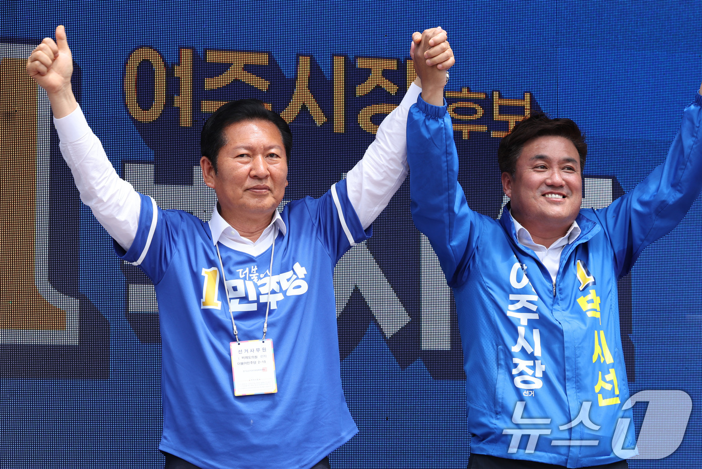 (여주=뉴스1) 신웅수 기자 = 정청래 더불어민주당 대표가 26일 경기 여주시 가남파출소 앞에서 박시선 여주시장 후보 지지를 호소하고 있다. 2026.5.26/뉴스1