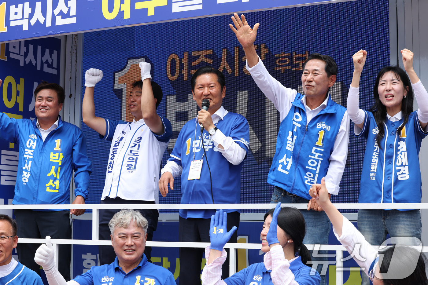 (여주=뉴스1) 신웅수 기자 = 정청래 더불어민주당 대표가 26일 경기 여주시 가남파출소 앞에서 박시선 여주시장 후보 지지를 호소하고 있다. 2026.5.26/뉴스1