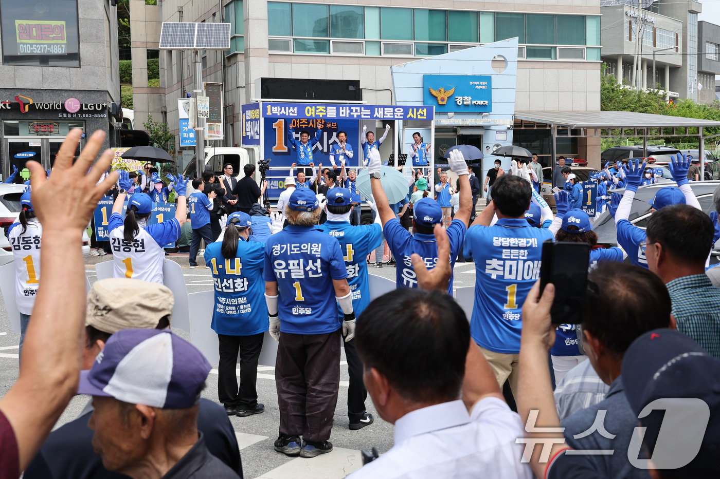 (여주=뉴스1) 신웅수 기자 = 정청래 더불어민주당 대표가 26일 경기 여주시 가남파출소 앞에서 박시선 여주시장 후보 지지를 호소하고 있다. 2026.5.26/뉴스1