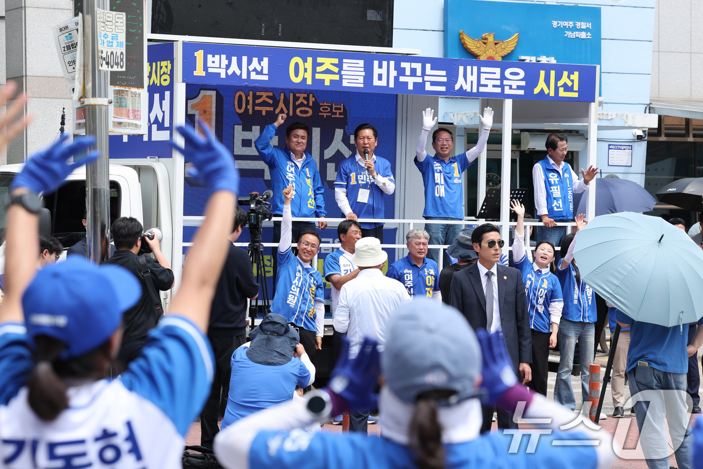 (여주=뉴스1) 신웅수 기자 = 정청래 더불어민주당 대표가 26일 경기 여주시 가남파출소 앞에서 박시선 여주시장 후보 지지를 호소하고 있다. 2026.5.26/뉴스1