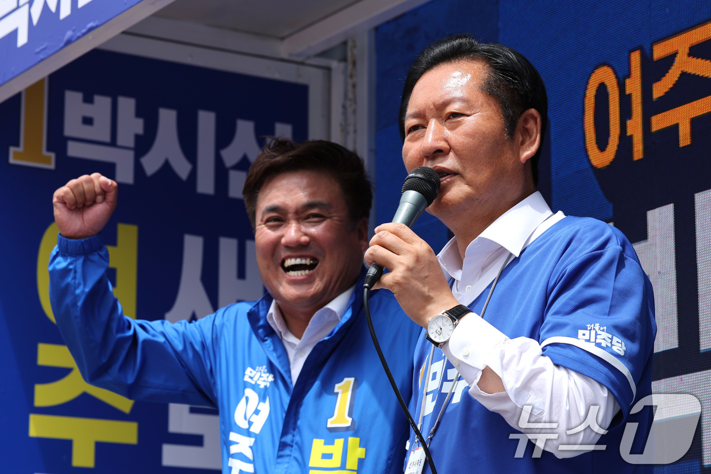 (여주=뉴스1) 신웅수 기자 = 정청래 더불어민주당 대표가 26일 경기 여주시 가남파출소 앞에서 박시선 여주시장 후보 지지를 호소하고 있다. 2026.5.26/뉴스1