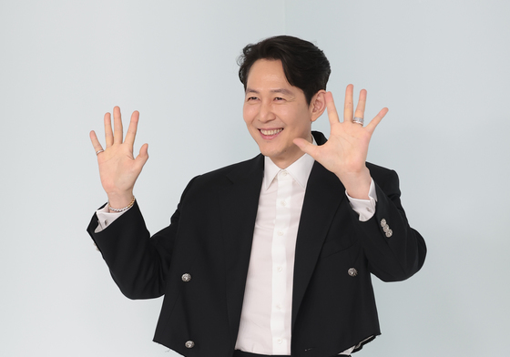 이정재, 근사한 손 인사
