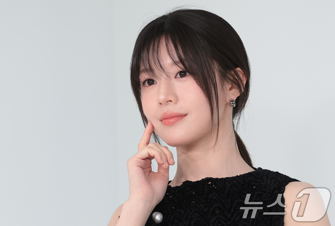 (서울=뉴스1) 권현진 기자 = 배우 고윤정이 26일 서울 영등포구 퐁비두센터에서 열린 샤넬 '2026 공방 컬렉션 서울 쇼'에 참석해 포즈를 취하고 있다. 2026.5.26/뉴스 …