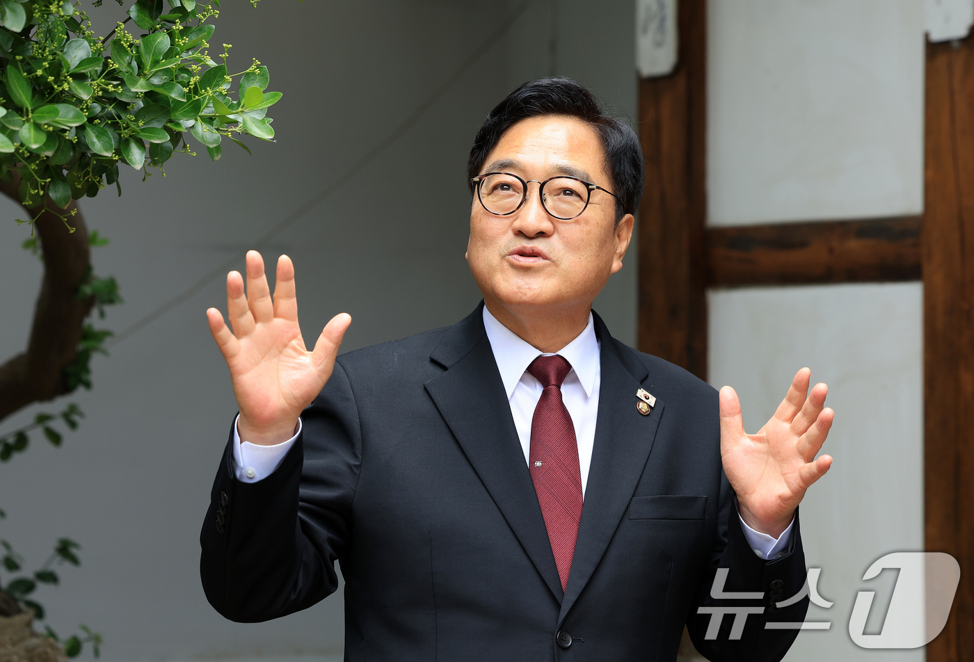 (서울=뉴스1) 이호윤 기자 = 우원식 국회의장이 26일 서울 종로구 제헌회관에서 열린 역대 국회의장 초청 차담회에서 제헌회관을 소개하고 있다. 2026.5.26/뉴스1